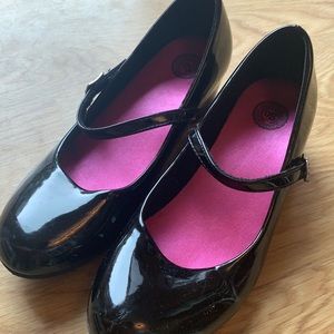 Girls black dress shoes wt 1 inch heal & pink soul